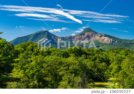 《福島県》夏の裏磐梯・緑生い茂る中瀬沼 106030337