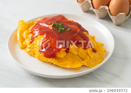 Flavored Fried Rice in an Omelet Wrapping 106030372