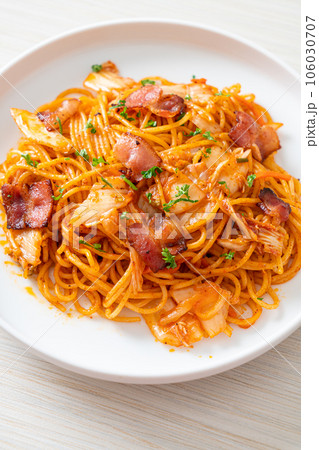 stir-fried spaghetti with kimchi and bacon 106030707