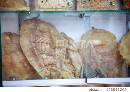 香港・徳輔道西の高級乾物店で売られる魚の高級食材の浮き袋(魚膠)。高級中華には欠かせない 香港・徳輔道西の高級乾物店で売られる魚の高級食材の浮き袋(魚膠)。高級中華には欠かせない 106031266