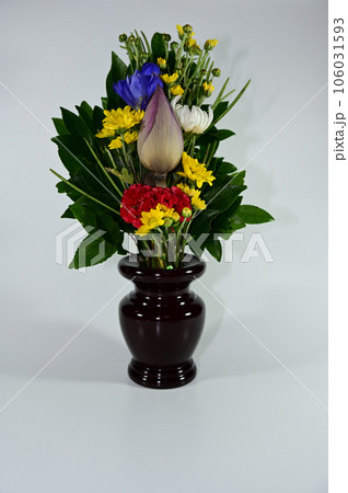 仏壇に供えるお盆の花 106031593