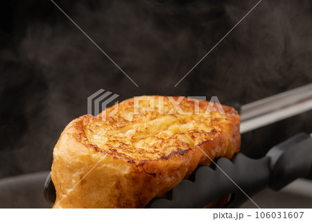 フレンチトースト 持ち上げる　トング 106031607