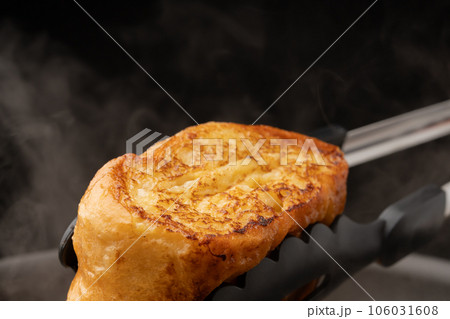 フレンチトースト 持ち上げる　トング 106031608