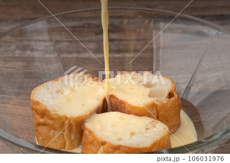 フレンチトースト 卵液につける 106031976