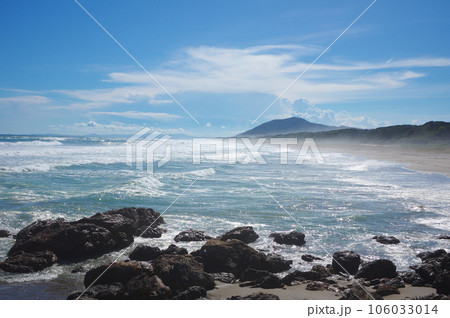 遠く伊勢志摩の山まで望む赤羽根海岸 106033014