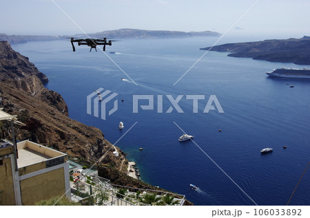 サントリーニ島の上空のドローン 106033892