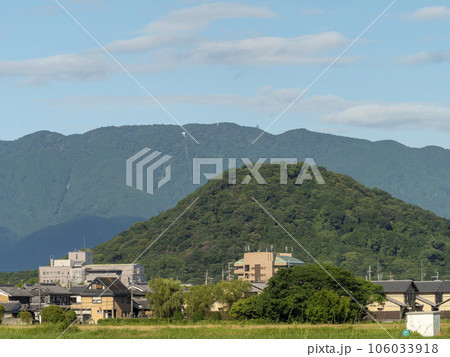 藤原宮跡から見る畝傍山と葛城山 106033918