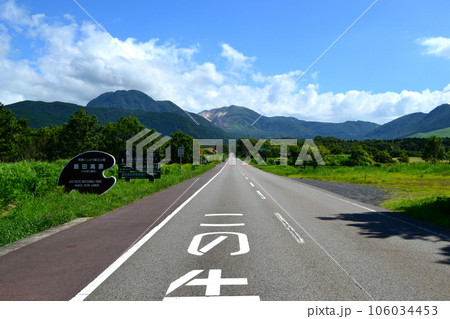 九州の人気ドライブコース「やまなみハイウェイ」飯田高原 くじゅう連山と緑の草原の景観 九州の人気ドライブコース「やまなみハイウェイ」飯田高原 くじゅう連山と緑の草原の景観 106034453