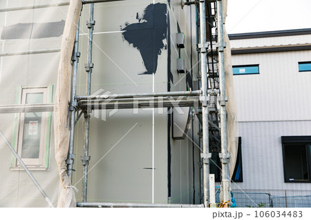 建売住宅の建築現場 106034483