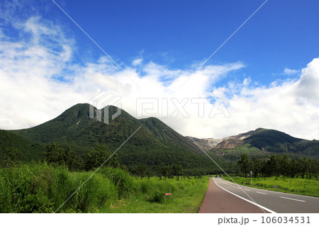 九州の人気ドライブコース「やまなみハイウェイ」飯田高原　くじゅう連山と緑の草原の景観 106034531