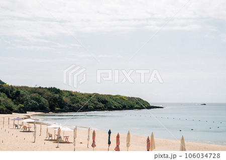Kenting Small Beach and parasol in Kenting, Taiwan 106034728