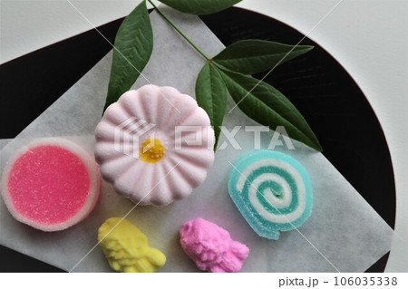カラフルな和菓子 干菓子 南天の葉 カラフルな和菓子 干菓子 南天の葉 106035338