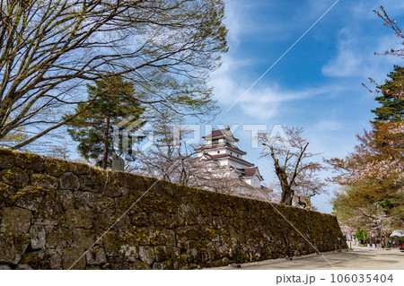 福島県会津若松市　桜咲く春の会津若松城の天守閣と石垣 106035404