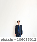 熱意あるスーツを着た男性 106036012