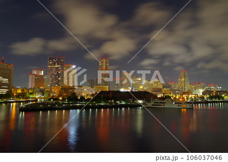 大さん橋から望む深夜の横浜の夜景 106037046