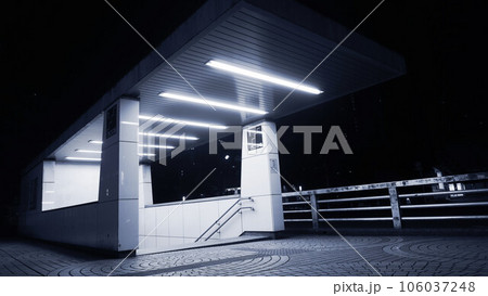 新宿駅につながる出入口の深夜の風景 新宿駅につながる出入口の深夜の風景 106037248