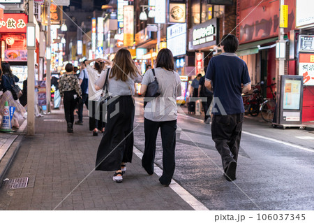《東京都》吉祥寺・賑わう夜の繁華街 106037345
