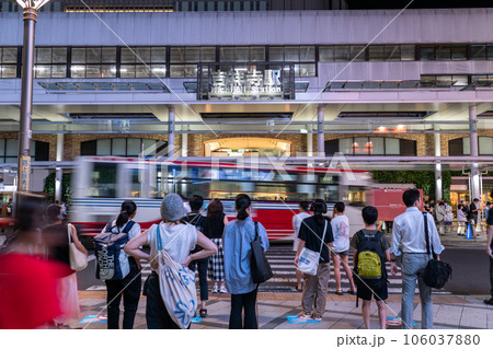 《東京都》吉祥寺駅・賑わう駅前の風景 106037880