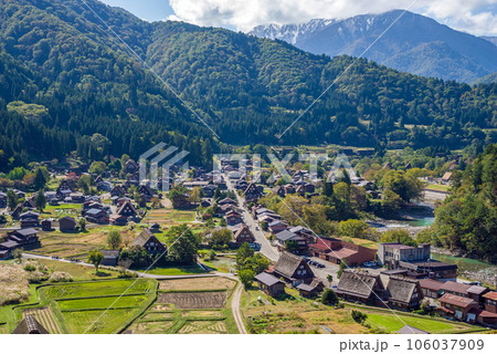 世界遺産【白川村・合掌造り集落】城山天守閣展望台からの眺め 世界遺産【白川村・合掌造り集落】城山天守閣展望台からの眺め 106037909