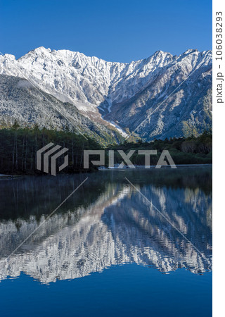 【上高地の絶景】大正池より眺める秋のシーズン中に積雪した穂高連峰 106038293