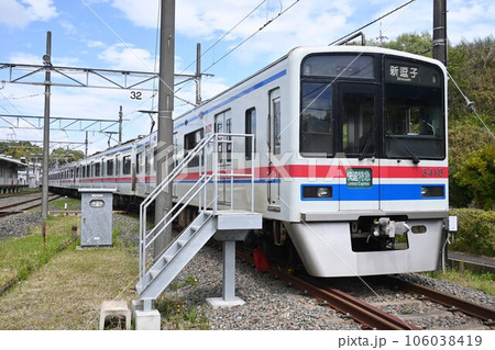 車両基地に停車する京成電鉄3400形（快速特急、新逗子表示） 106038419
