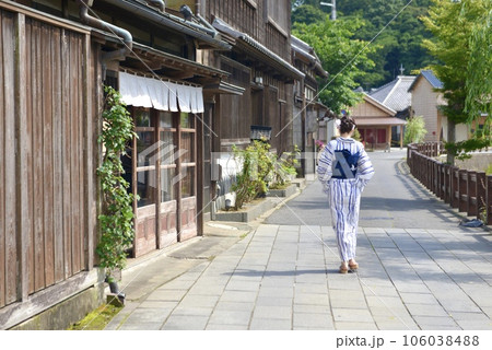 小江戸佐原の町並みと浴衣を着た若く美しい女性の後ろ姿 小江戸佐原の町並みと浴衣を着た若く美しい女性の後ろ姿 106038488