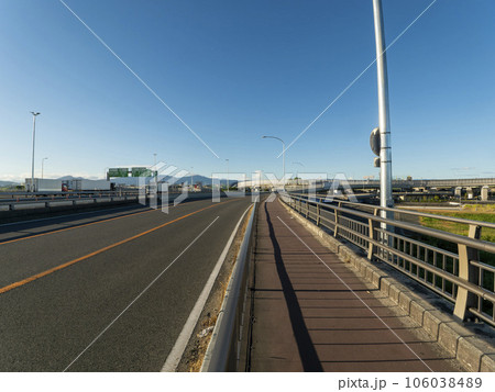 大和川に架かる第四新明治橋と街の風景 106038489