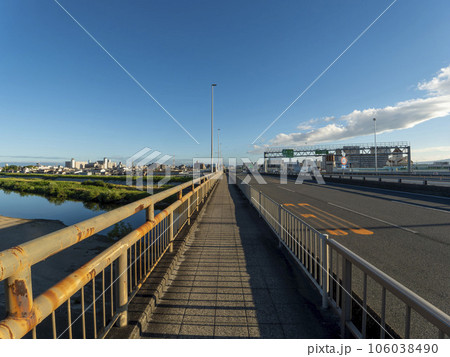 大和川に架かる第四新明治橋と街の風景 106038490