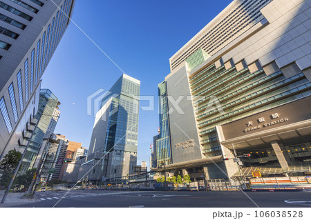 早朝の大阪駅前の都市風景 早朝の大阪駅前の都市風景 106038528