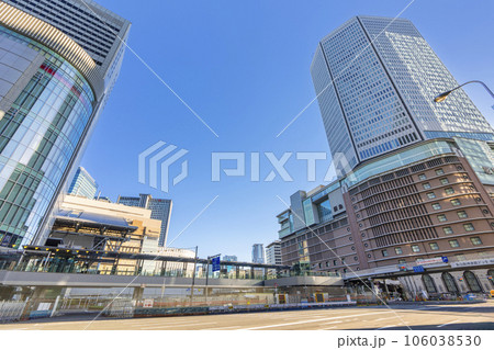 早朝の大阪駅前の都市風景 106038530