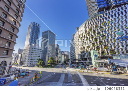 大阪　梅田新歩道橋からの景色　早朝 106038531
