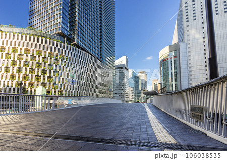 大阪 梅田新歩道橋からの景色 早朝 大阪 梅田新歩道橋からの景色 早朝 106038535