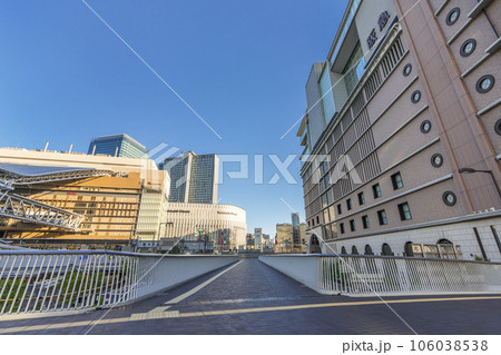 大阪 梅田新歩道橋からの景色 早朝 大阪 梅田新歩道橋からの景色 早朝 106038538