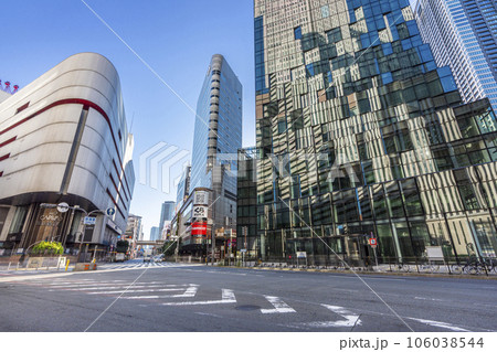 大阪梅田の都市風景 早朝 阪急東交差点付近 大阪梅田の都市風景 早朝 阪急東交差点付近 106038544