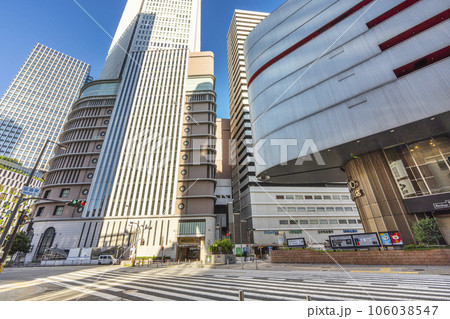大阪梅田の都市風景 早朝 阪急東交差点付近 大阪梅田の都市風景 早朝 阪急東交差点付近 106038547