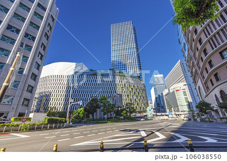 大阪梅田の都市風景　早朝　阪急前交差点付近 106038550