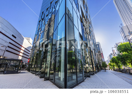 大阪梅田の都市風景 早朝 大阪富国生命ビル 大阪梅田の都市風景 早朝 大阪富国生命ビル 106038551