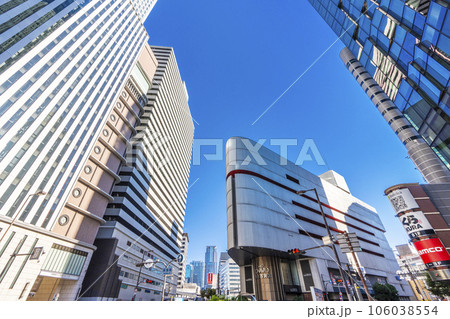 大阪梅田の都市風景　早朝　阪急東交差点付近 106038554