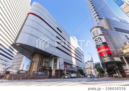 大阪梅田の都市風景 早朝 阪急東交差点付近 大阪梅田の都市風景 早朝 阪急東交差点付近 106038556
