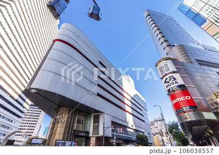 大阪梅田の都市風景　早朝　阪急東交差点付近 106038557