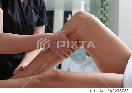 Specialist massages shin.Body massage in beauty salon. Muscle relaxation and cellulite elimination. 106038788