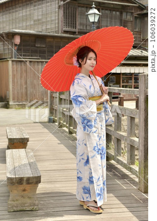 小江戸佐原の町並みと若く美しい浴衣姿の女性 小江戸佐原の町並みと若く美しい浴衣姿の女性 106039272