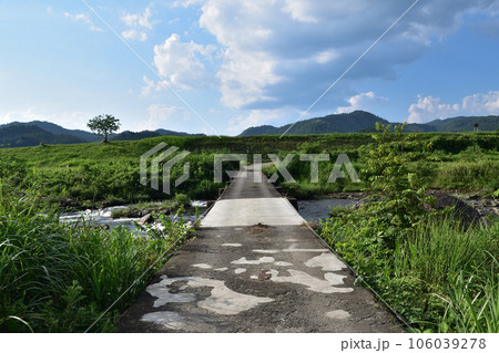 京都・京北町山国荘の大堰川の山国沈下橋 106039278