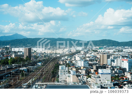 小田原駅を走る鉄道　 小田原駅周辺の写真　新幹線の走る風景　 106039373