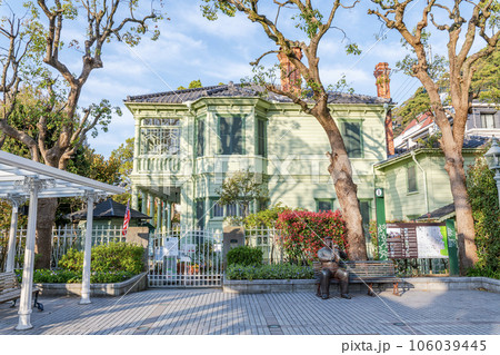 兵庫県神戸市北野　異国情緒が漂う人気の観光地　快晴の神戸北野異人館　萌黄の館 106039445
