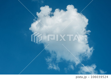 夏の青空と白い雲　夏空の写真　気象 106039524