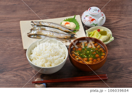 注）湯気は合成です。カラフトししゃも（カペリン、偽ししゃも）とご飯と味噌汁と白菜の漬物の和食イメージ 106039684