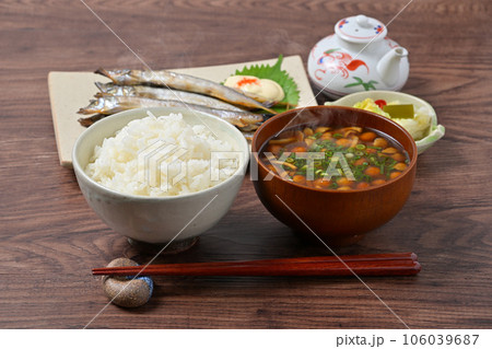 注）湯気は合成です。カラフトししゃも（カペリン、偽ししゃも）とご飯と味噌汁と白菜の漬物の和食イメージ 106039687
