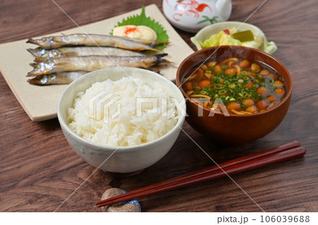 注）湯気は合成です。カラフトししゃも（カペリン、偽ししゃも）とご飯と味噌汁と白菜の漬物の和食イメージ 106039688