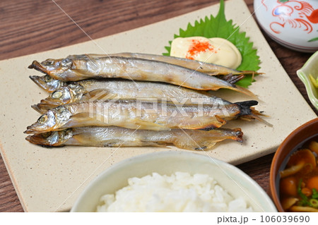 注）湯気は合成です。カラフトししゃも（カペリン、偽ししゃも）とご飯と味噌汁と白菜の漬物の和食イメージ 106039690